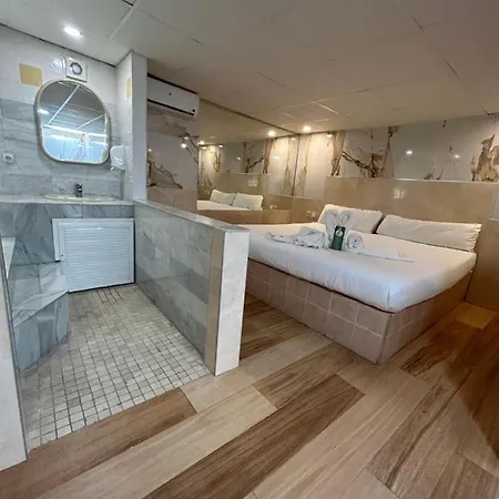 Avenida Andalucia - Solo Adultos